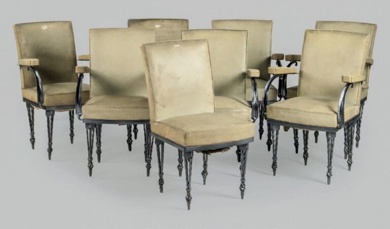 Ensemble de huit fauteuils en fer forgé laqué noir reposant sur quatre pieds à montants fuselés; garniture de cuir gris (usagé