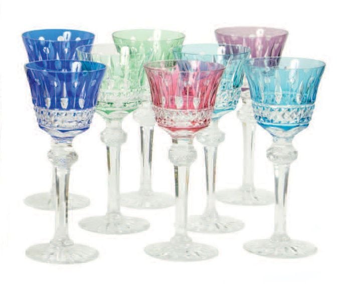 Ensemble de huit verres à pied en cristal teinté bleu, vert, rose et viole