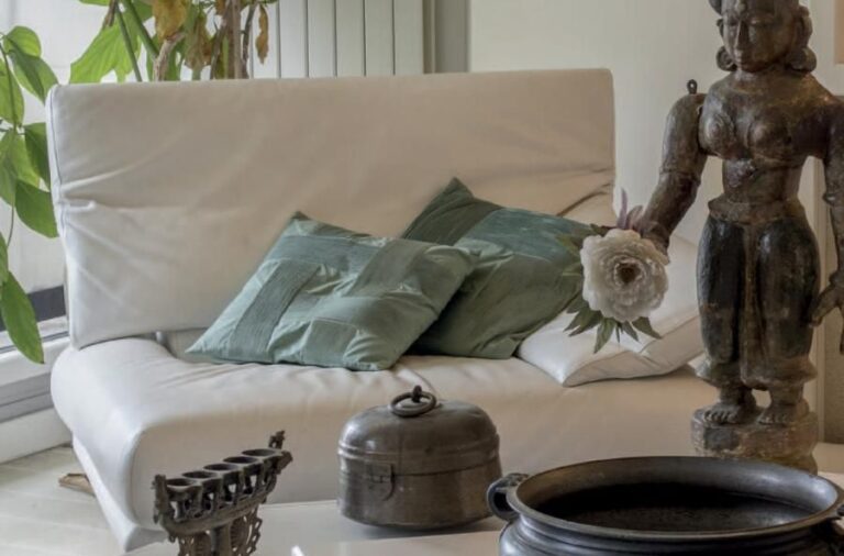 Ensemble de mobilier de salon en cuir blanc modernecomprenant: un canapé et deux fauteuil
