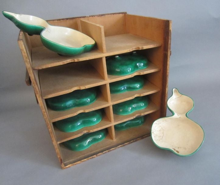 Ensemble de neuf ramequins en céramique japonaise verte et intérieur crème à décor de feuille à l'or, en forme de coloquint