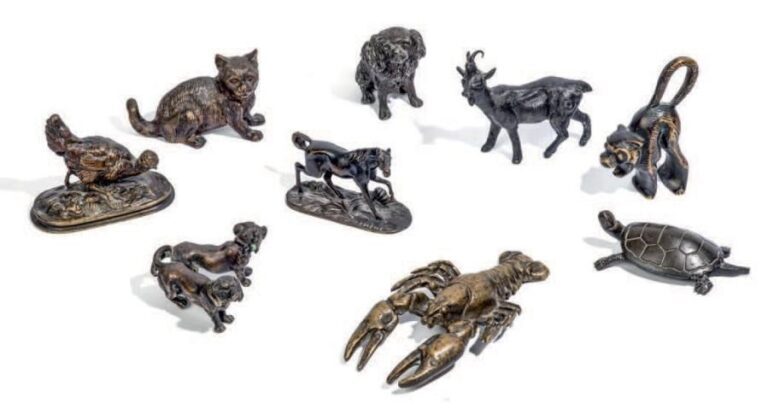 Ensemble de neuf sujets animaliers en bronze et métal patiné comprenant: chiens, biche, chat, ours, écrevisse, tortue, singe, cheval et bou