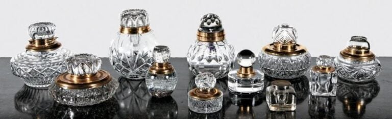 Ensemble de onze encriers de bureau, en cristal moulé et taillé, facetté; montés de laito