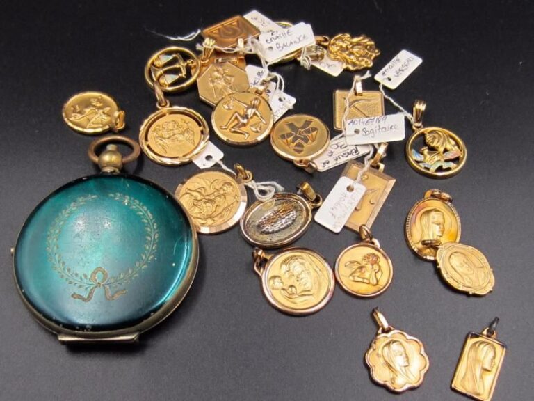 Ensemble de pendentifs et médailles en plaqué or ou métal