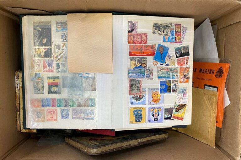 Ensemble de photos, cartes postales et timbres - (Algérie, Suisse, Italie, ...)…