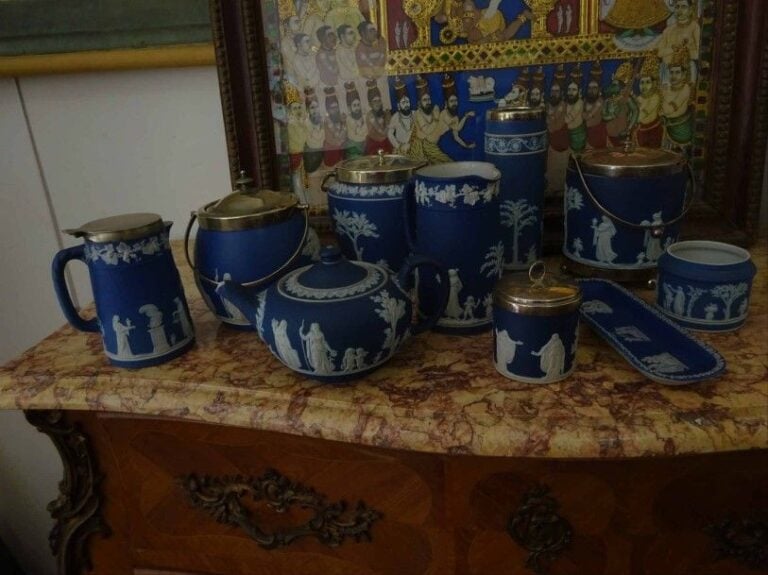 Ensemble de pièces de forme en porcelaine anglaise de la manufacture de Wedgwood à décor de frises aux personnages antiques et frises de rinceaux feuillagés et fleuris sur fond ble