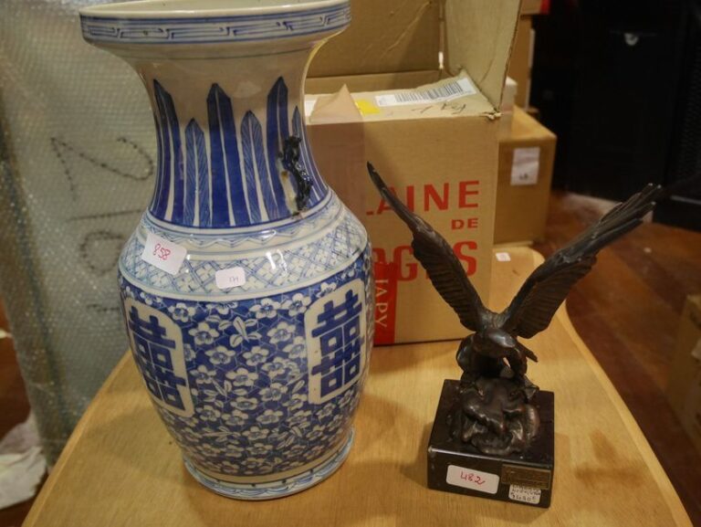 Ensemble de plateaux, vase chine, aigle en bronze et divers
