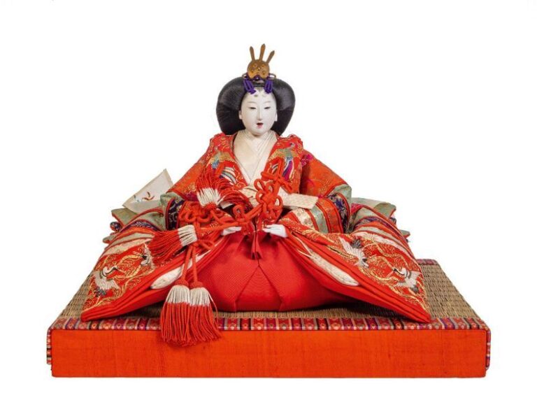 Ensemble de poupées Empereur et Impératrice pour le festival des poupées (Hiinamatsuri, 3 mars), toutes deux assises sur des tatami