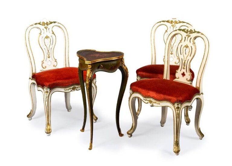 Ensemble de quatre chaises en bois relaqué blanc et dor