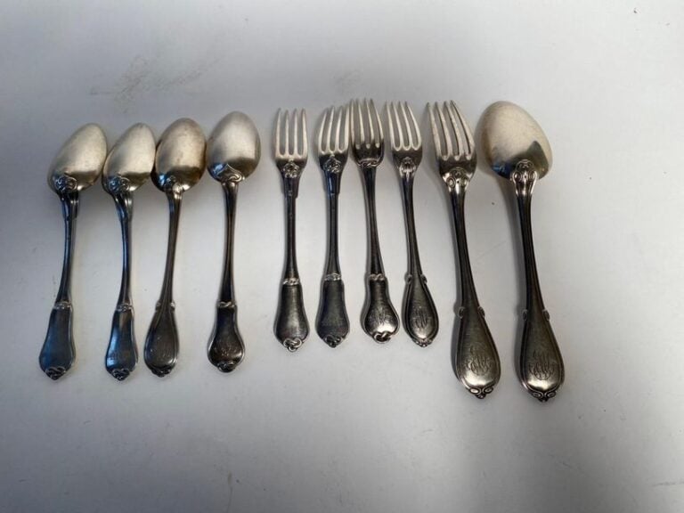 Ensemble de quatre cuillères et trois fourchettes en argent à décor de nœuds gordien