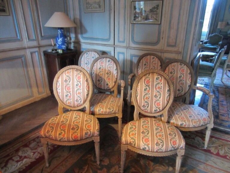 Ensemble de quatre fauteuils et deux chaises en bois mouluré relaqué gri
