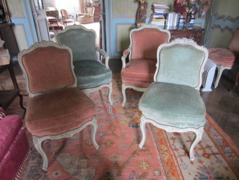 Ensemble de quatre fauteuils et quatre chaises en bois mouluré relaqué gri