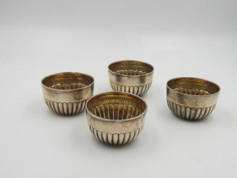 Ensemble de quatre gobelets en argent godronn