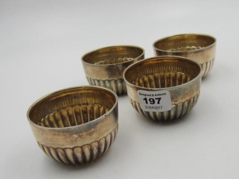 Ensemble de quatre gobelets en argent godronné