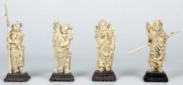 Ensemble de quatre sujets en ivoire représentant les quatre gardiens des points cardinau
