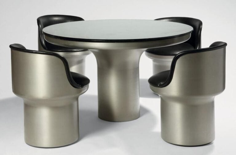 Ensemble de salle à manger Très rare ensemble composé d'une table de forme circulaire en aluminium poli et recouverte d'un plateau en opaline noire, le tout reposant sur un unique pied tubulaire centra