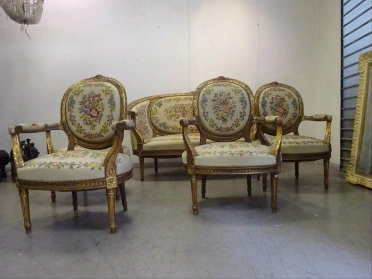 ENSEMBLE DE SALON de style Louis XVI en bois sculpt, stuqué et dor