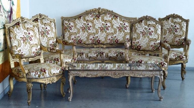 ENSEMBLE DE SALON EN BOIS DORE SCULPTE DE STYLE LOUIS XV à décor richement sculpté de rosettes, de feuilles et palmette