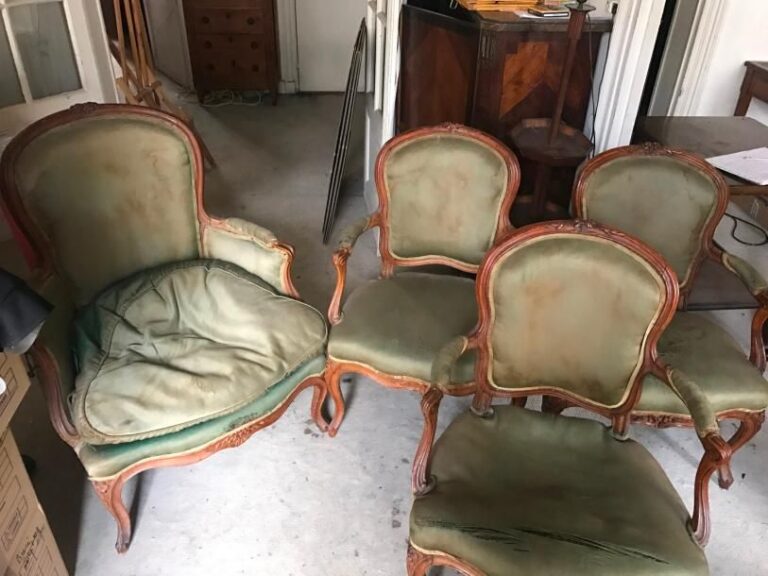Ensemble de sièges Louis XV en bois naturel comprenant : une bergère et 3 fauteuils garnis de velours vert