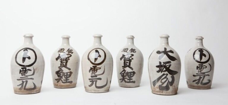 Ensemble de six bouteilles de saké provenant de Osakay