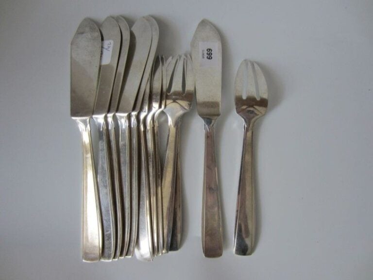 ENSEMBLE DE SIX COUVERTS À POISSON en argent; modèle uniplat à ressaut centra