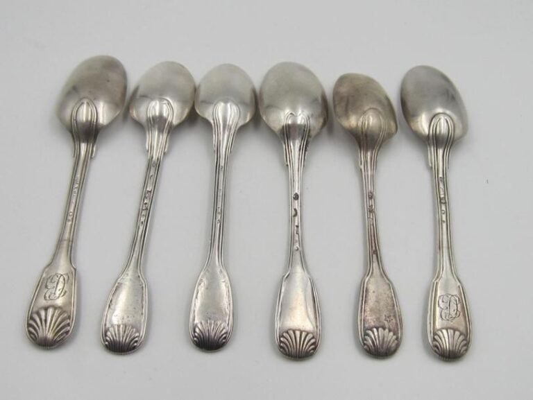 Ensemble de six petites cuillères en argent filet coquille, certaines chiffrée