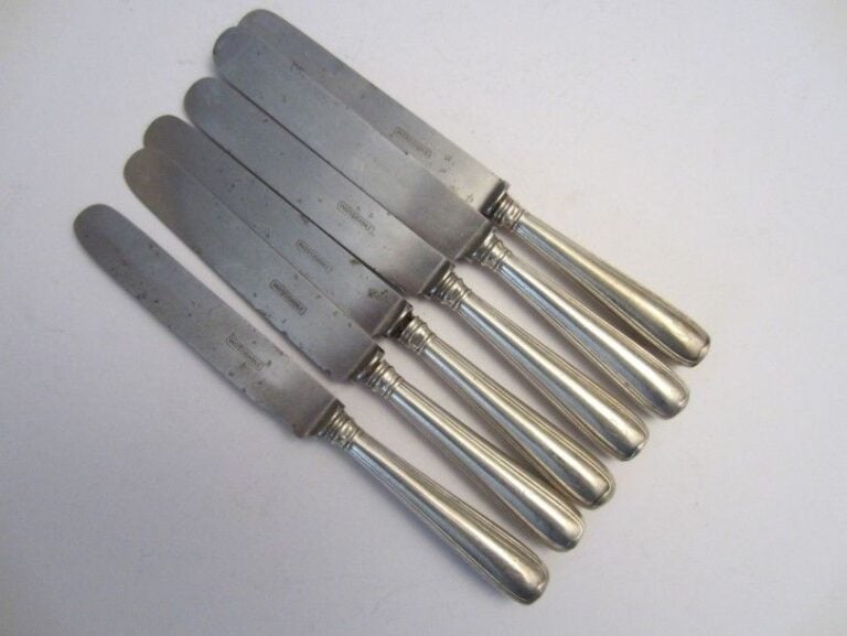 Ensemble de six petits couteaux, manches en argent, motif file