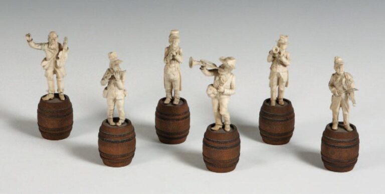 ENSEMBLE DE SIX STATUETTES en ivoire sculpté représentant un orchestre de rue : trompettiste, violoniste, flûtist
