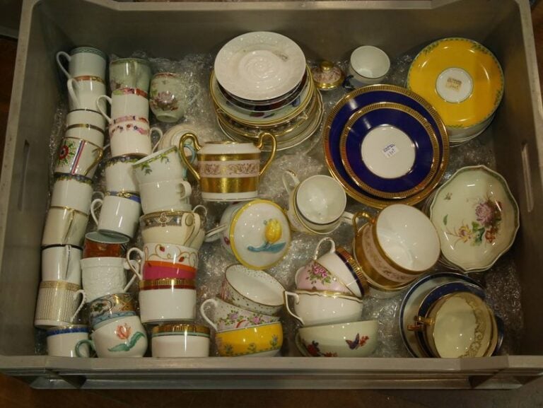Ensemble de tasses à café dépareillées