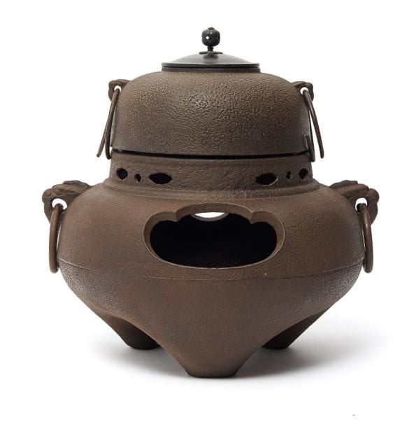 Ensemble de thé chagama en fonte contenant un réchaud (furo) avec bordure et une bouilloire en forme de coupol
