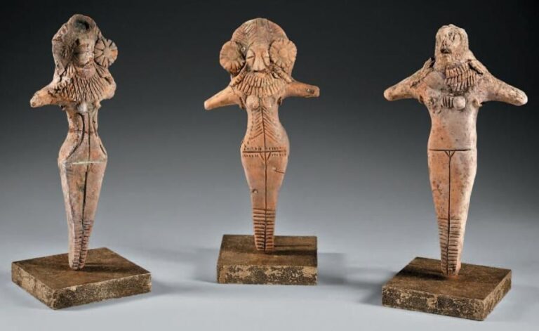 Ensemble de trois figurines féminines, nues, les bras en moignon ouver