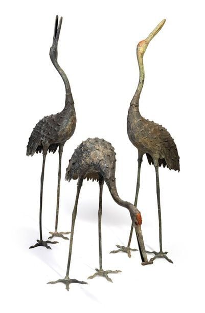 Ensemble de trois grues de jardin en bronze à pattes amovibles, deux à têtes levées et une baissé