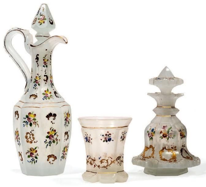 * Ensemble de trois pièces en opaline blanche