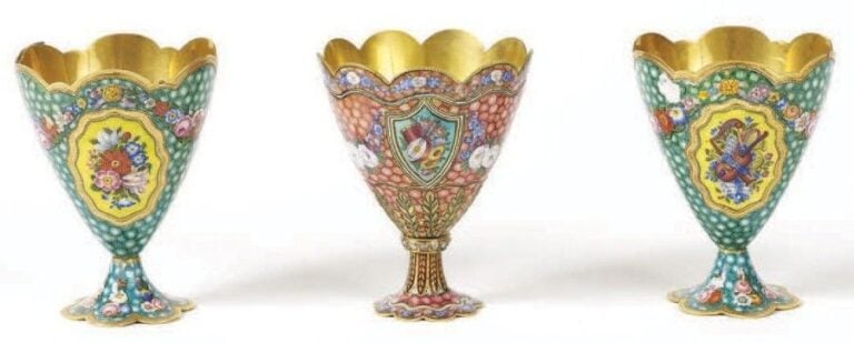 Ensemble de trois zarf Or émaillé Genève, Début du XIXe siècle Hauteur: 6 cm Ils sont ornés de médaillons à décor de fleur
