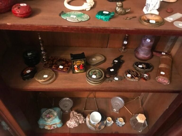 Ensemble divers  dont plaque, trois boites en écaille, boite en marqueterie de paille, quatre boites laquées dont trois de style russe et un vase en verre violet LE VEZ