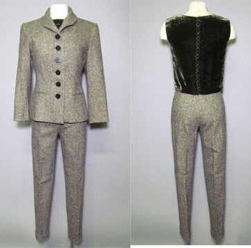 ENSEMBLE en lainage chiné chocolat et blanc, VESTE cintrée à petit col châle sur simple boutonnage, deux poches passepoilées, PANTALON cigarette à taille haute et petits revers (T36) (très bon état