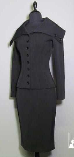 ENSEMBLE en lainage stretch noir, VESTE galbante munie de baleines, large col rabattu transformable sur simple boutonnage, JUPE crayon (T38 it)