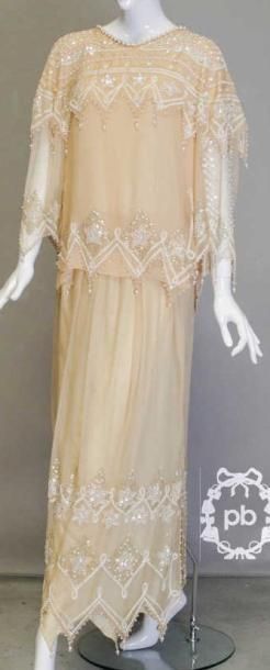 ENSEMBLE en mousseline de soie rose poudre rebrodée de fils, perles et paillettes blanc, beige et à la couleur: CORSAGE à encolure ronde gansée de perles bourgeoises s'attachant à la nuque sur petite échancrure, effet de berthe crantée flottante, rappel aux bas des manches trois-quarts ainsi qu'à la taille, JUPE longue (T14 uk)