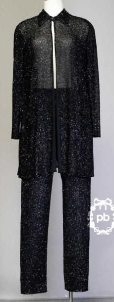 ENSEMBLE en mousseline noire entièrement rebrodé de petites perles façon jais: VESTE 7/8 translucide à col rabattu s'attachant par un bouton, PANTALON légèrement resserré aux chevilles doublé à la couleur (env TM)