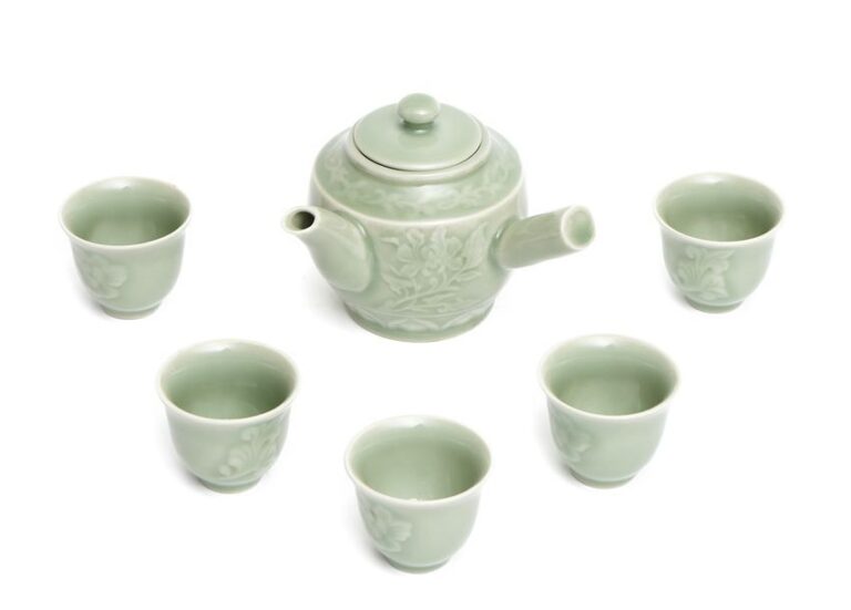 Ensemble en porcelaine céladon Nabeshima pour thé sencha, composé d’une théière (ky?su), à anse perpendiculaire (yokote), et décorée de motifs florau