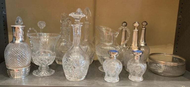 Ensemble en verre et cristal comprenant 8 carafes, trois verseuses, une coupe et un vase sur piedouch