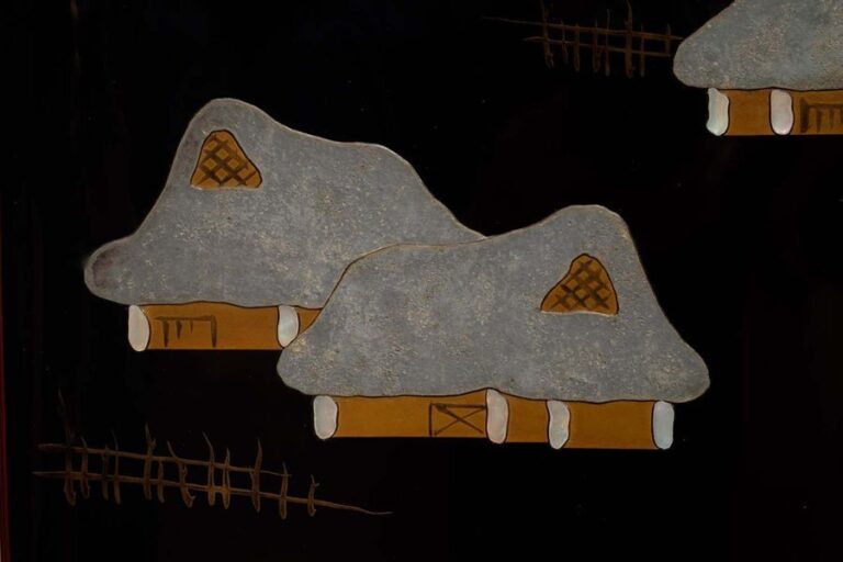 Ensemble pour calligraphie (suzuribako) et boite à papier (ry?shibako) tous deux garnis de laque et d’un motif identique : laqués noirs et à bords arrondis, les deux objets sont décorés d’un motif en laque dorée maki-e figurant un bosquet de bambo
