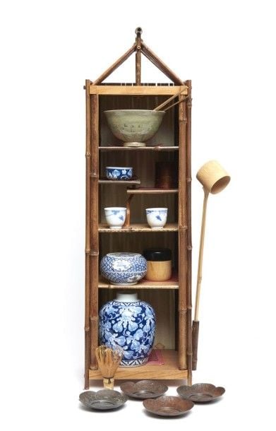 Ensemble pour cérémonie du thé chanoyu dans une boite en forme de maison de bambo