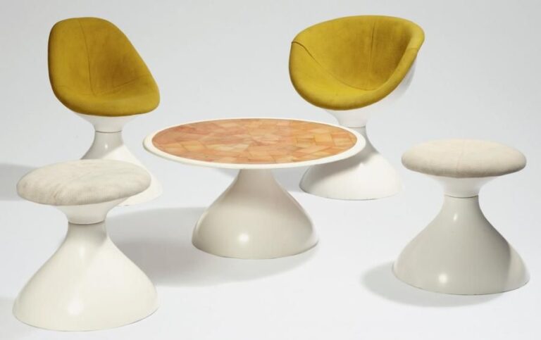 Ensemble prototype modèle "Diabolo" jaune Ensemble prototype blanc en Polyester et gelcoat composé d'une table basse avec plateau façon bois, d'une chaise, d'un bridge - les sièges sont recouverts d'un tissu d'époque de couleur jaune, crée par Placide Joliet - et de deux tabourets recouverts de tissu blan