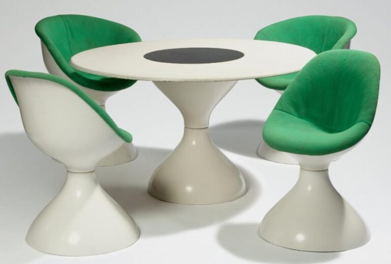 Ensemble prototype modèle "Diabolo" vert Ensemble prototype blanc en Polyester et gelcoat composé d'une table, de deux chaises et de deux bridge