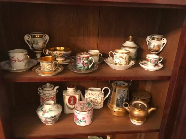 Environ 18 pièces en porcelaine : tasses, tisanières, bols, vases et boites divers