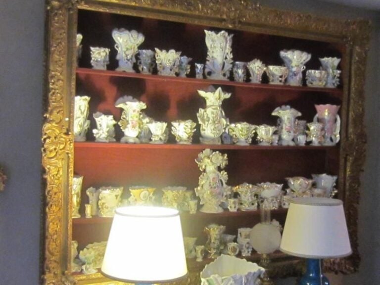 Environ une centaine de vases de mariés  52 BI