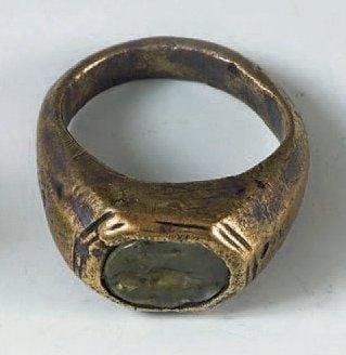 Épaisse bague ornée d'une intaille hexagonale gravée d'un personnage tenant une croi
