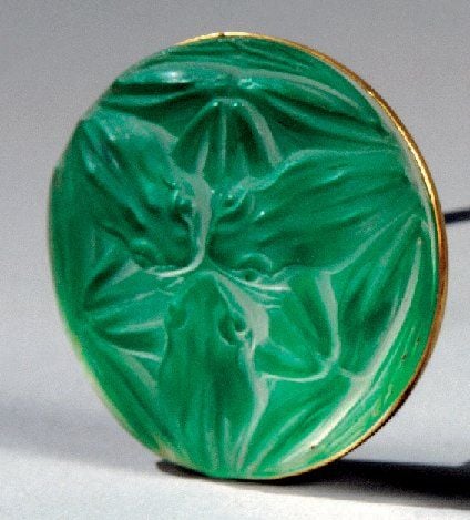 Epingle à chapeau ronde grande « Grenouilles » à monture d'origine en métal dor