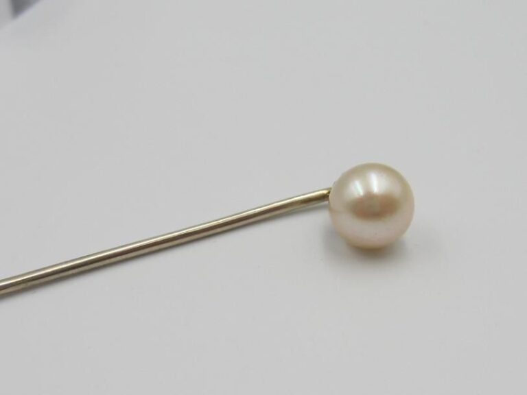 ÉPINGLE à CRAVATE en gris (750 millièmes) orné d'une perle de culture blanch