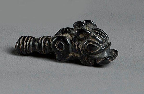 ÉPINGLE À LA LIONNE Extrémité en bronze d'une épingle de fer en forme de protome de lionne bondissant, pattes en avan